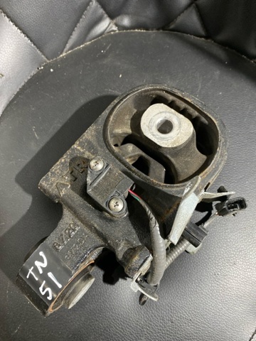 Подушка двигателя правая верхняя 113505NA9D NISSAN