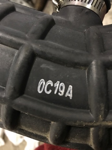 NISSAN 165765NA3B Патрубок воздушный, выход воздушного фильтра в наличии Ровно