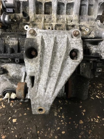 Кронштейн подушки (опоры) двигателя, левой 22116796781 BMW