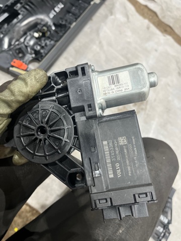 Моторчик стеклоподъемника двери задней, правой 31349759 VOLVO