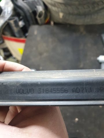 VOLVO 31352708 Уплотнитель стекла двери передней левой внутренний (планка) в наличии Николаев