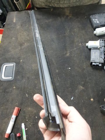VOLVO 31352708 Уплотнитель стекла двери передней левой внутренний (планка) в наличии Ужгород