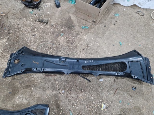 VOLVO 31352746 Водосток лобового стекла, жабо в наличии Украина