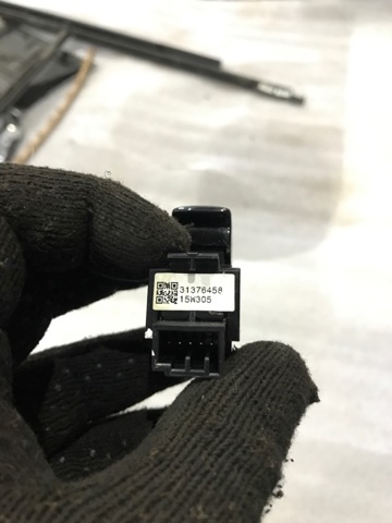 VOLVO 31376458 Кнопка стеклоподъемника передняя в наличии Ирпень
