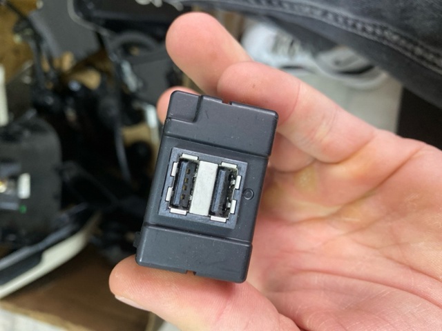VOLVO 31407038 USB-разветвитель в наличии Сумы