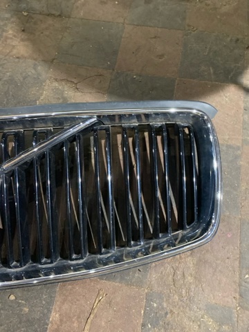 VOLVO 31425931 Решетка радиатора в наличии Харьков