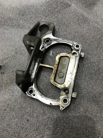 Кронштейн компрессора наддува двигателя 31459809 VOLVO