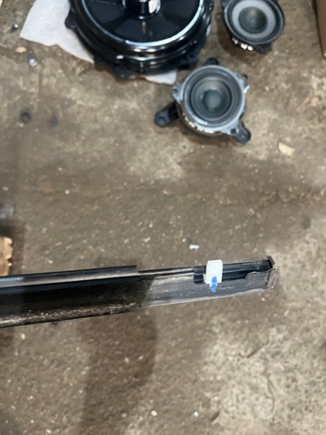 Молдинг опускного стекла двери задней, левой 31479471 VOLVO