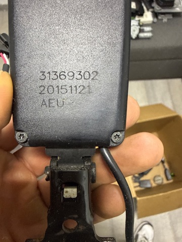 Рычаг фиксации ремня безопасности, правый 31484053 VOLVO