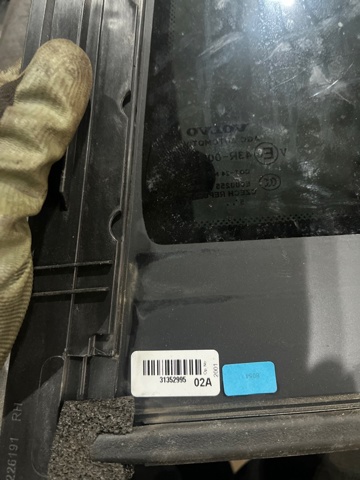 VOLVO 31651874 Стекло-форточка двери задней правой в наличии Винница