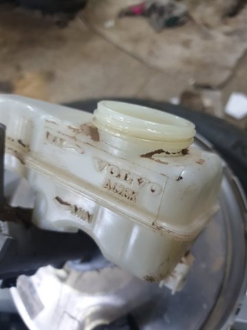 Бачок главного тормозного цилиндра 32130228 VOLVO