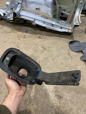 VOLVO 32227043 Корпус заливной горловины топливного бака в наличии Ирпень