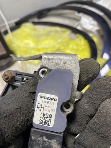 VOLVO 32246988 Датчик уровня положения кузова задний правый в наличии Павлоград