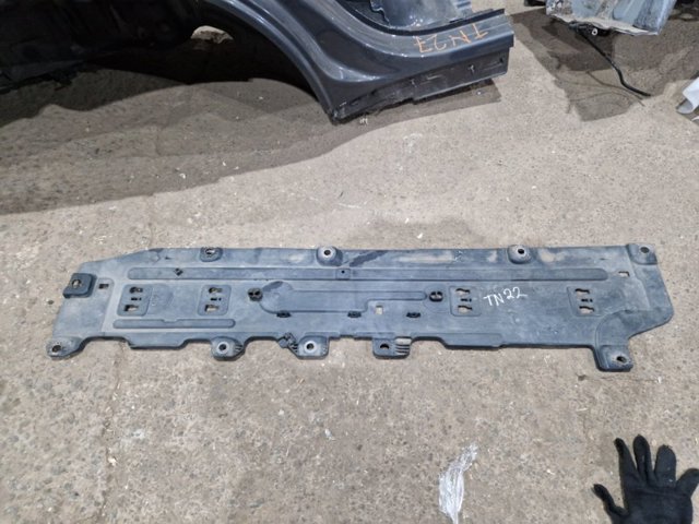 Защита днища, правая 32260495 VOLVO
