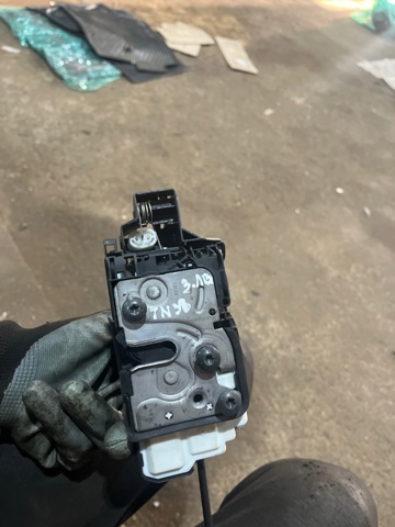 Замок задней левой двери 32310868 VOLVO