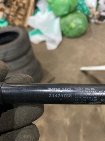 VOLVO 32318592 Амортизатор капота в наличии Полтава