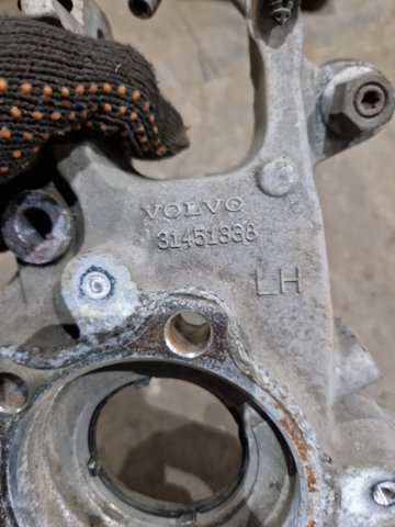 32395004 VOLVO Цапфа (поворотный кулак) задний левый купить в Полтава