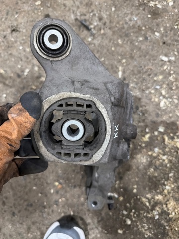 Цапфа поворотного кулака 32395005 VOLVO
