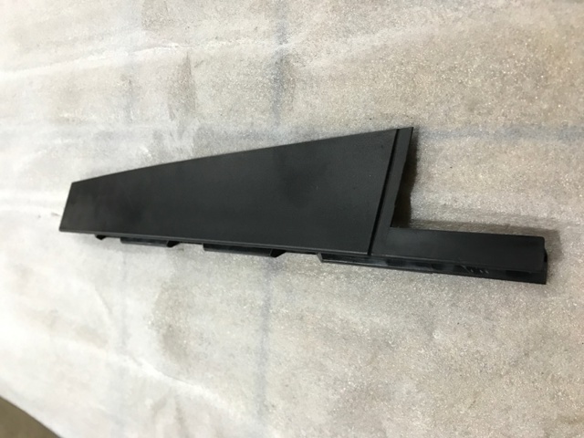 Накладка задней двери, правой, вертикальная 3CN839902B01C VAG