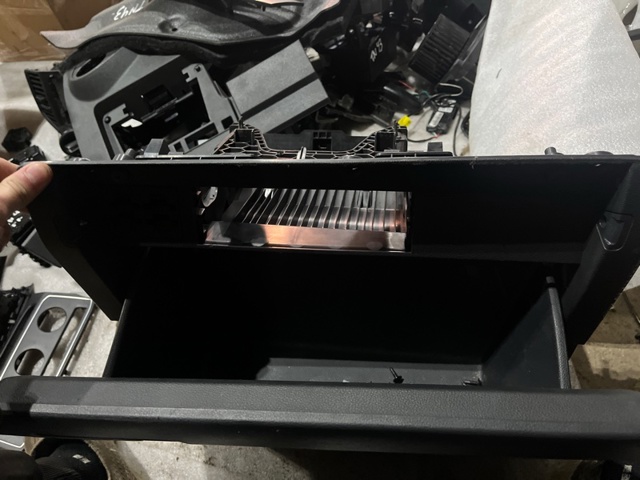 VAG 3CN857101A82V Крышка перчаточного ящика (бардачка) в наличии Ужгород