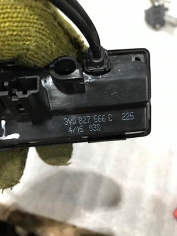 VAG 3V0827566C Кнопка привода замка багажника в наличии Николаев