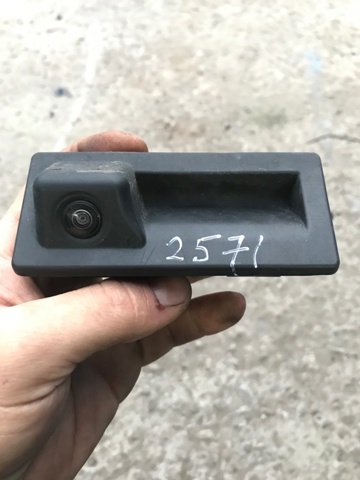 Кнопка привода замка третей/пятой двери 3V0827566L VAG