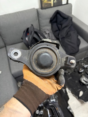 Правая подушка двигателя 41022AN00A SUBARU