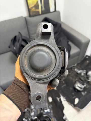Левая опора двигателя 41022AN01A SUBARU