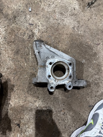 Кулак поворотный правый 430185NA0A NISSAN