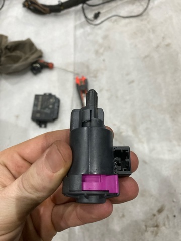 Выключатель сигнала торможения Ауди А8 D3