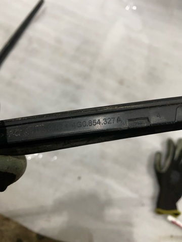 VAG 4G0854327A01C Молдинг лобового стекла левый в наличии Харьков