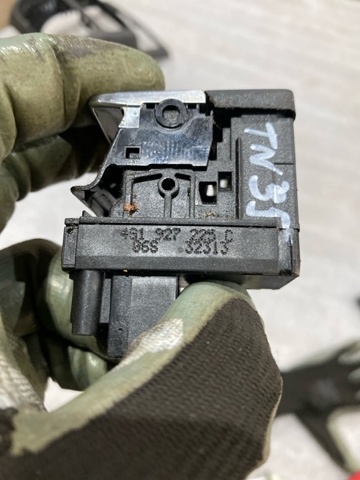 Клавиша электромеханического стояночного тормоза 4G1927225C VAG