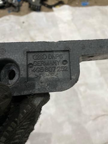 Энергопоглотитель заднего бампера 4G5807252 VAG