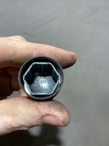 Колесный болт 4M0601173 VAG