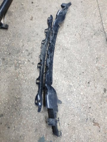 Решетка бампера переднего центральная 51117263478 BMW