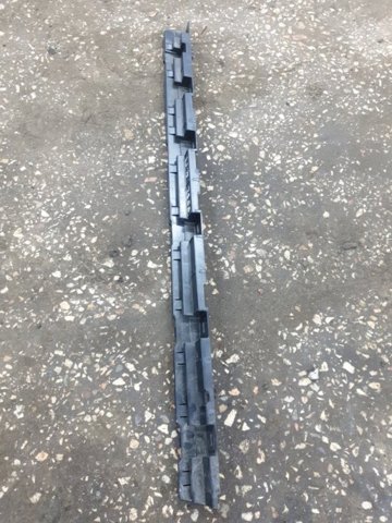 Кронштейн наружной накладки порога правой 51777184778 BMW