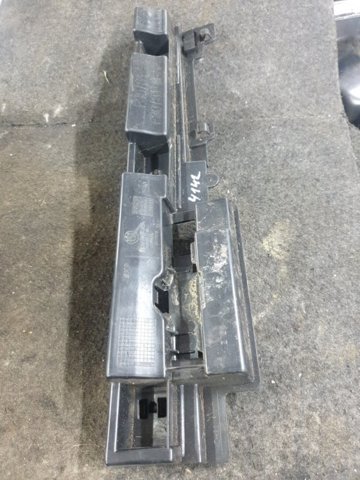 Кронштейн наружной накладки порога правой 51777256918 BMW