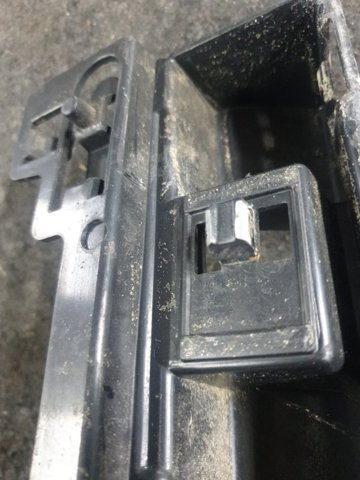BMW 51777256918 Кронштейн наружной накладки порога правой в наличии Черкассы
