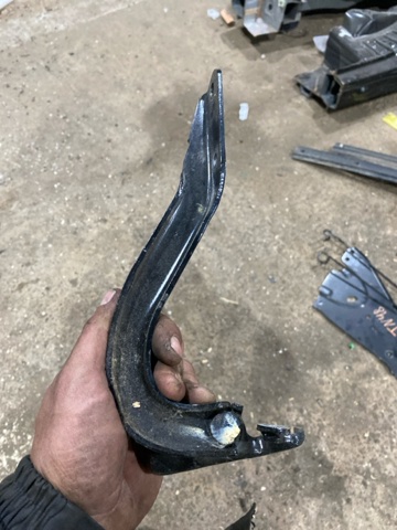 Завеса капота правая 57260AN00A9P SUBARU