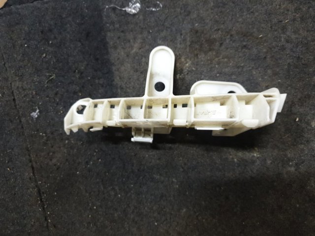 Правое крепление переднего бампера 57707FJ080 SUBARU