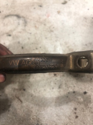 Крепление глушителя переднее 5Q0253725C PORSCHE