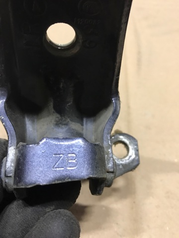 Петля задней двери, правой 60479AL02B SUBARU