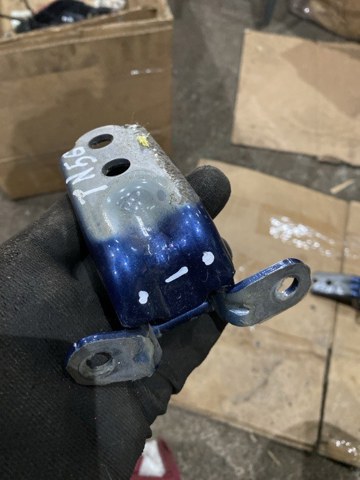 SUBARU 60479FG022 Петля двери задней правой в наличии Киев