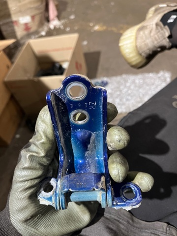 Петля задней двери, левой 60479FG032 SUBARU