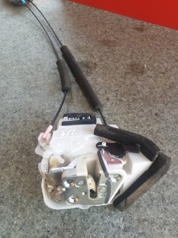 Замок задней двери, правой 61035AJ00A SUBARU