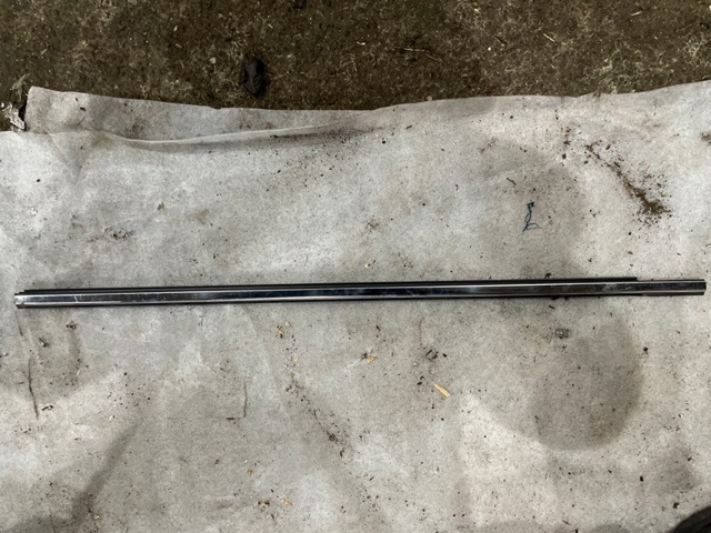 Молдинг опускного стекла нижний, двери передней, правой 61280AN001 SUBARU