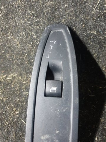 Кнопка подъемника переднего правого стекла 61319208107 BMW