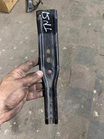 Кронштейн бампера переднего, центральный 622905NA0A NISSAN