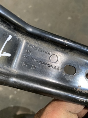 NISSAN 622905NA0A Кронштейн бампера переднего центральный в наличии Житомир