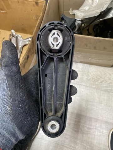 Подушка двигателя правая верхняя 7PP199331A PORSCHE